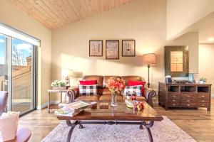 KBM Resorts In the Prospector neighborhood on city-free bus system Spacious Private Hot Tub CCT-2180