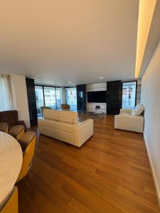 Luxury River View 3BR with Pool by Airport