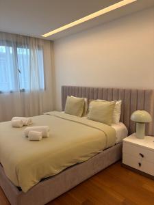 Luxury River View 3BR with Pool by Airport