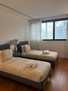 Luxury River View 3BR with Pool by Airport