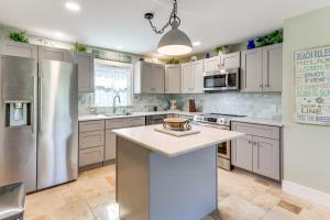 Walk to Parks, Eats and Bars Stuart Home with Patio