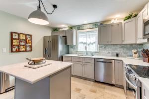 Walk to Parks, Eats and Bars Stuart Home with Patio