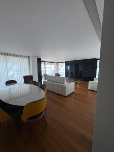 Luxury River View 3BR with Pool by Airport