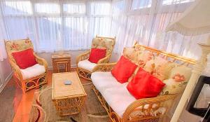 The Beach House! Cosy Coastal Getaway in Sutton on Sea - Perfect for Couples & Family Stays with Private Parking, Large Garden & Fast Free WiFi