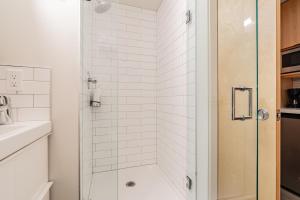 Downtown Edge-Stylish Studio Near Hospitals & Downtown-03