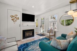 Adorable Updated Cottage Walk to Water