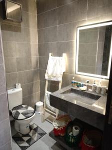 arrive as a guest , turn to a local