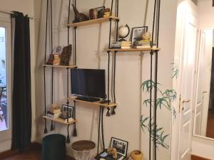 Green Chic Flat in Centre near the Train Station