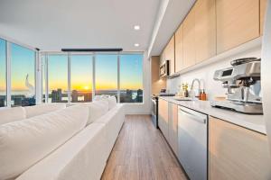 Penthouse High-Rise Ocean & City Views