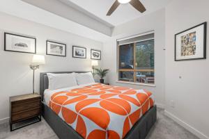 1BR plus King Murphy Bed in Tyndall Stone Lodge, Village Location, Pool and Hot Tub, Fireplace