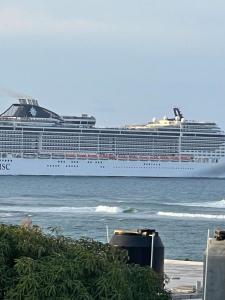 Luxurious 1BR apartment with ocean and mountain views, central