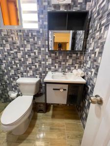 Luxurious 1BR apartment with ocean and mountain views, central