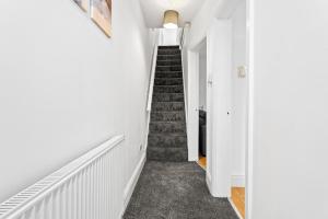 Comfortable 4 Bed Home - Excellent Transport Links