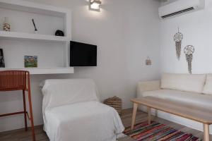 Casa Poco, 150 meters from Ornos Beach