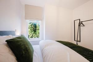 Parking, Wi-Fi, Sleeps 5, Self check-in, 2-bed apartment, long stays, Steppinghill, Contractors