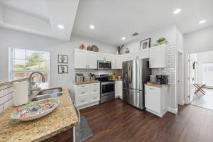 Walk to Alamodome! Stylish Home with Private Parking