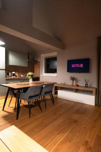 Cozy Apartment 6 - 5 min walk to City Square