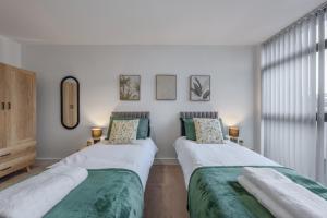 Modern 2-Bed Flat with Balcony and Free Parking