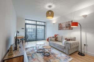 Modern 2-Bed Flat with Balcony and Free Parking - Ideal for Contractors