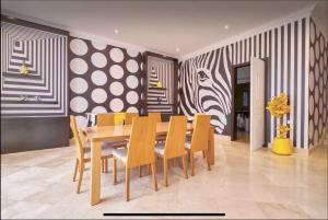 Pink House Exclusive Celebrity Mansion, Poblado