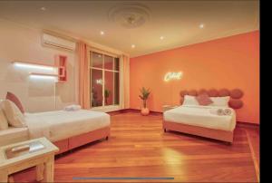 Pink House Exclusive Celebrity Mansion, Poblado