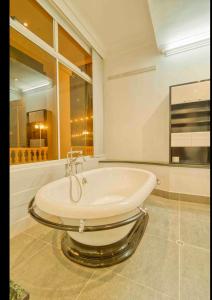 Pink House Exclusive Celebrity Mansion, Poblado