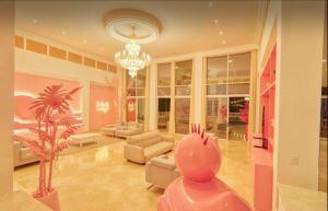 Pink House Exclusive Celebrity Mansion, Poblado