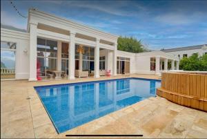 Pink House Exclusive Celebrity Mansion, Poblado