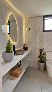 YESHUA - Cabana de Luxo com Hidro, Lago Natural e Adega