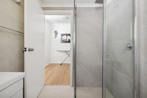 Well-Situated Double Room Near Hurstville Station - Shared Bathroom & Kitchen