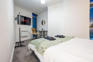 Leeds - Stylish City Stay with River Views - Sleeps 8