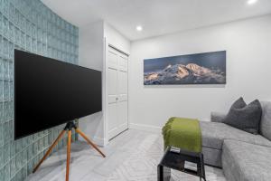 3BR and Den in Gleneagle, Wood Burning Fireplace, Heated Flooring, Secure Parking