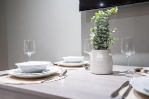 Leeds - Stylish City Stay with River Views - Sleeps 8