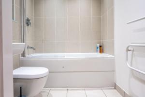 Leeds - Stylish City Stay with River Views - Sleeps 8