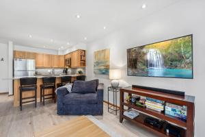 3BR in Whistler Creek Ridge, Ski In, Ski Out, Private Hot Tub, Wood Burning Fireplace, Private Garage