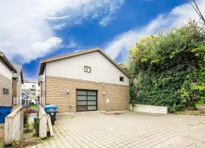 3BR Modern Townhome w Parking Near UW & Childrens Hospital