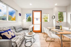 3BR Modern Townhome w Parking Near UW & Childrens Hospital