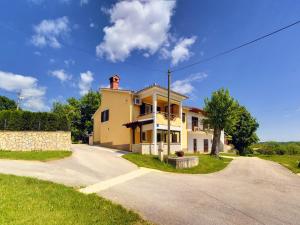 Villa in Bak i with Pool and Playground