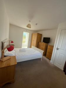 Rooksdown Town-House, Great for Group Get-Aways, Families & Contractors