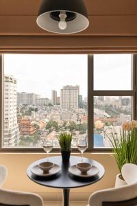 LuxeStay Saigon - Luxury Studios, 1 Bedroom, 2 Bedroom & 3 Bedroom Apartments - City Centre Ho Chi Minh City, Pool Access, Ideal for Families Business Travelers and Group Bookings