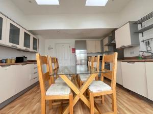 Rooksdown Town-House, Great for Group Get-Aways, Families & Contractors