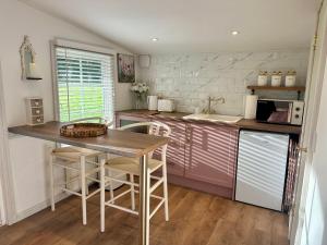 Wild Meadow Cottage - Countryside Views and King Bed