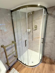 Wild Meadow Cottage - Countryside Views and King Bed