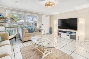 Heated Pool Villa Near Venice Beach Sleeps 6