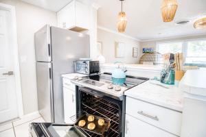 Heated Pool Villa Near Venice Beach Sleeps 6