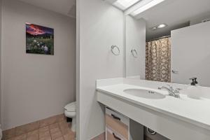 Corner condo with Pool Hot Tub Ski In-Out