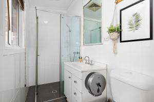 Quadruple Ensuite Room - Nearby Stations & Shops