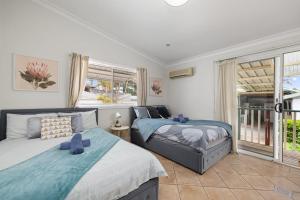 Quadruple Ensuite Room - Nearby Stations & Shops