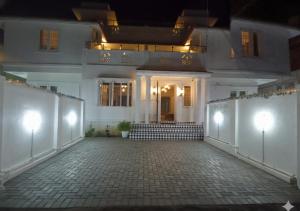 La Vista Ocean - Calm Coastal Villa on ECR - 4 BR Private Stay