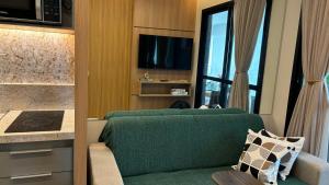 Charmoso apto com varanda próximo a Barra